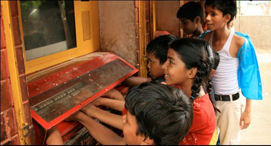 Children use Sugata Mitra’s hole-in-the-wall computer in a slum in New Delhi. Credit: TED/Sugata Mitra